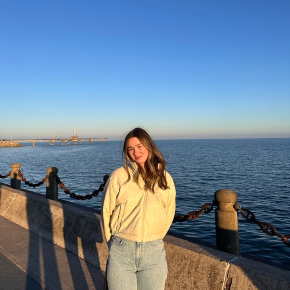 Meet your Posher, Sarra - Picture 2 of 2